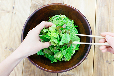 葉物野菜を先に混ぜる