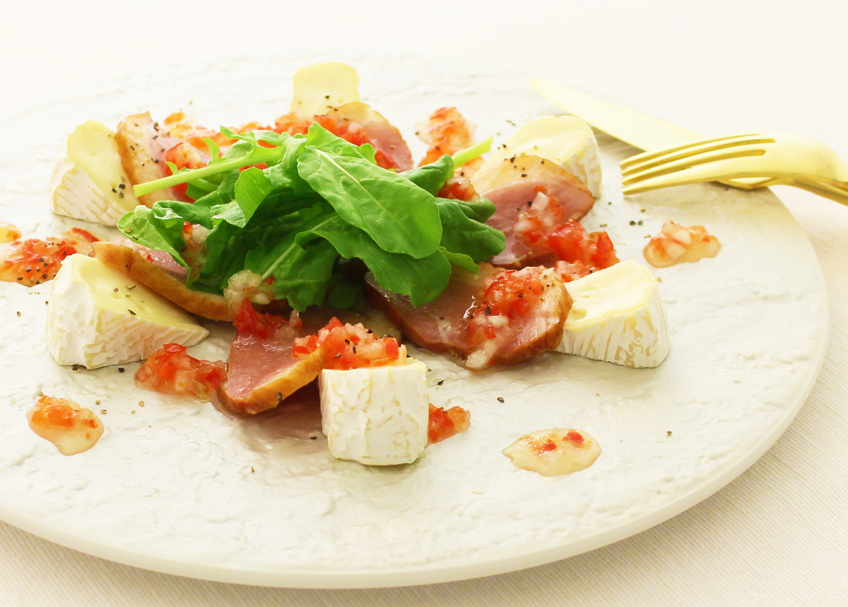 カマンベールチーズと合鴨のカルパッチョ風サラダ
