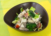 豆腐と蒸し鶏の黒ごまサラダ