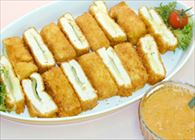 豆腐チーズ入りカツレツマヨトマソースかけ