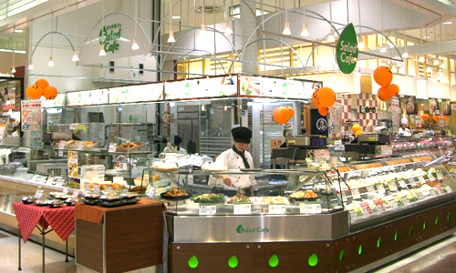 NHKニュース9｢スーパーで惣菜を買って店内で食べるのが人気｣　イオンのイートインで嬉しそうに惣菜を食べる家族が取り上げられる ★2 [875949894]->画像>53枚 